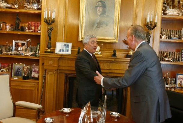 Su Majestad el Rey recibe el saludo del Ministro de Asuntos Exteriores de la República de Kazajstán, Erlan Idrissov